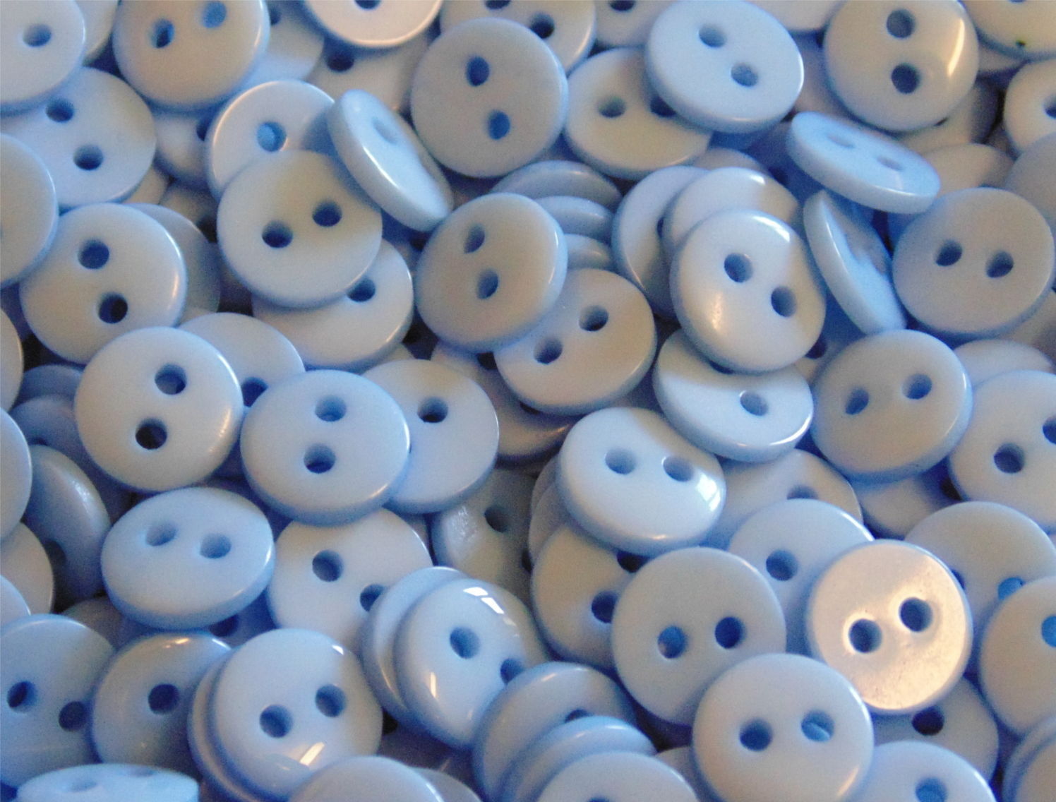 Knoflíky plastové lesklé menší modré